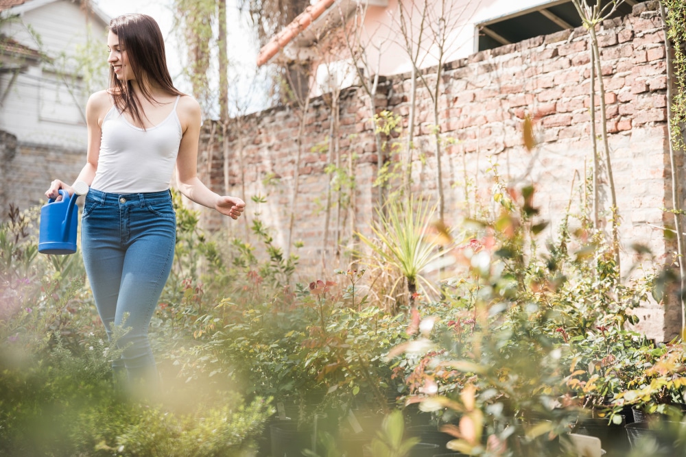 jeune femme jardinage